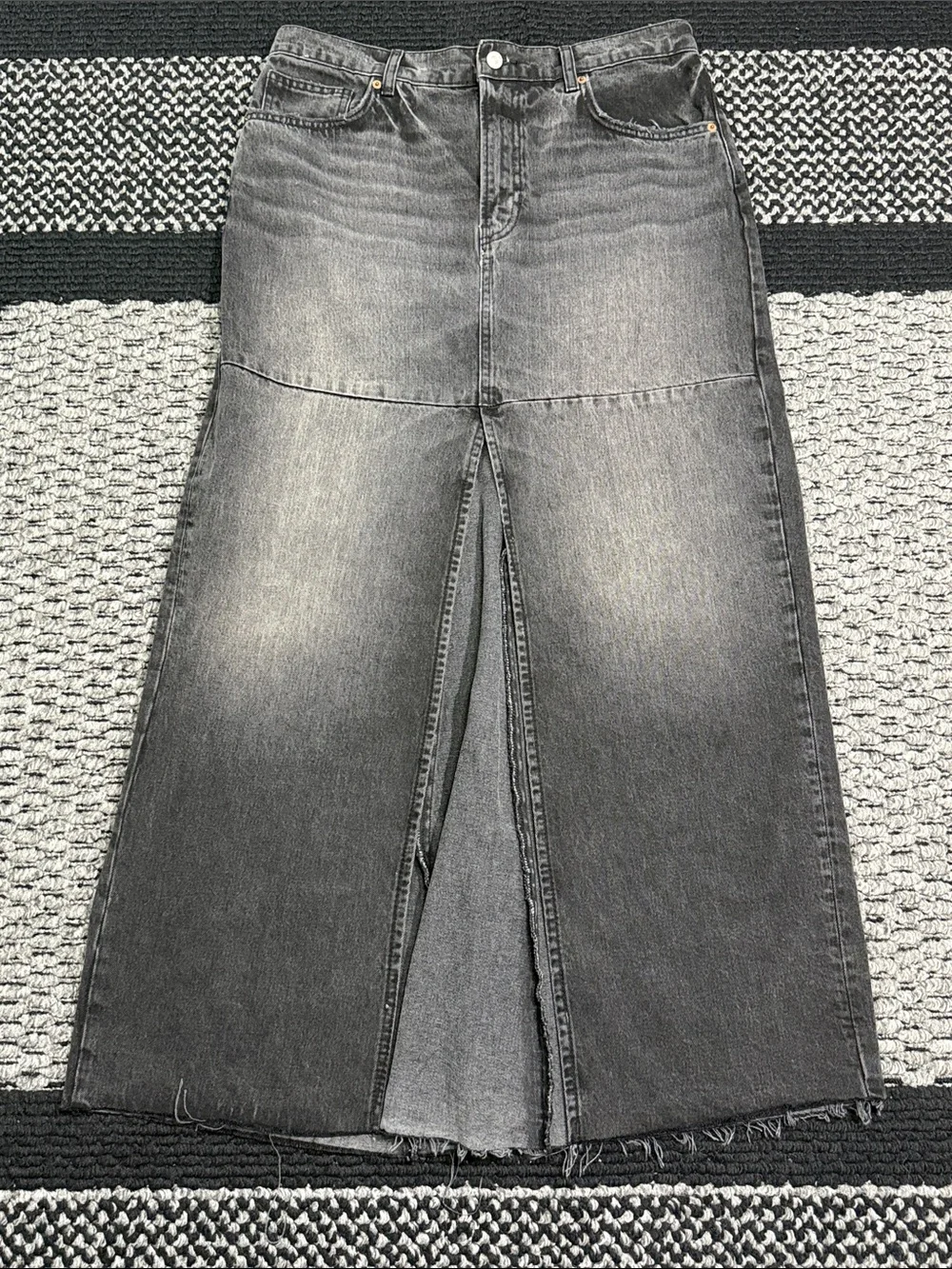 Reformation Tazz Maxi Denim Skirt Women’s 30 Raw Hem Black Wash Classic Casual - Picture 2 of 5